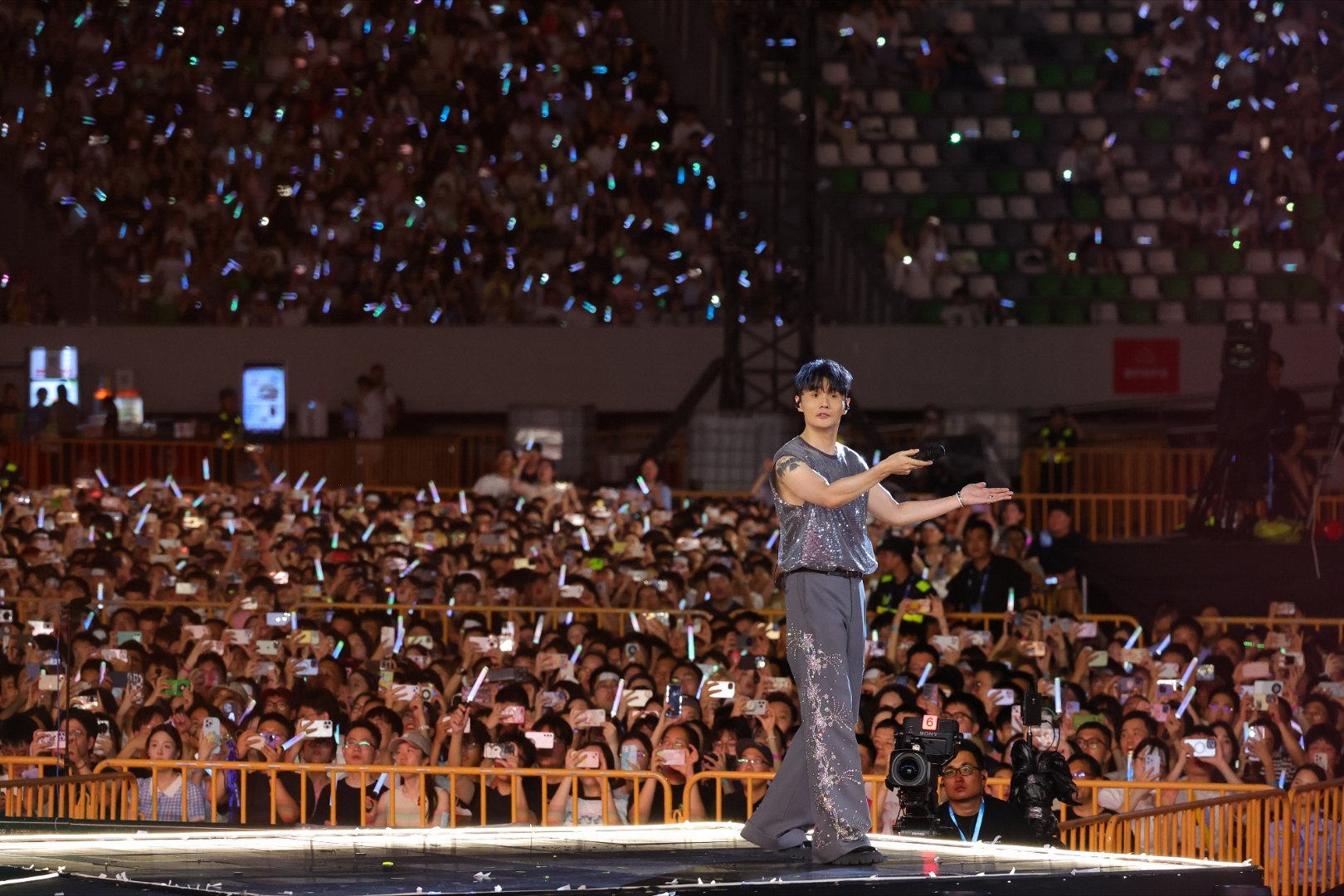 #高速运转机器进入李荣浩演唱会#李荣浩苏州演唱会创意无限！高速机器引入，分贝决定