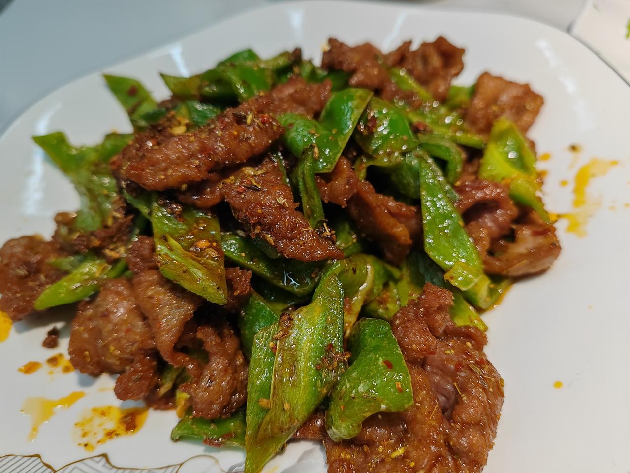 西安一碗泡馍只要二十来块钱，就算连吃一个月也才七八百，至于在网上鬼哭狼嚎装穷卖惨