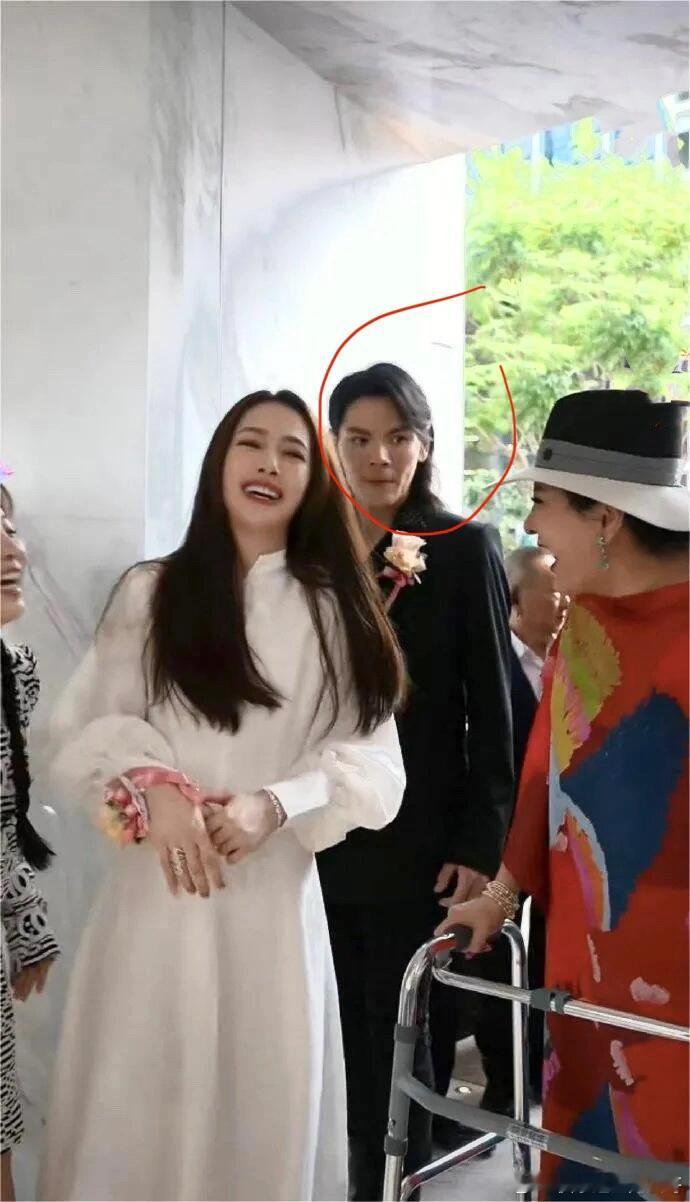 不知道的以为郭碧婷是女儿 向佐是女婿❗哈哈哈 向太真的很宠郭碧婷啊都是郭碧婷在她