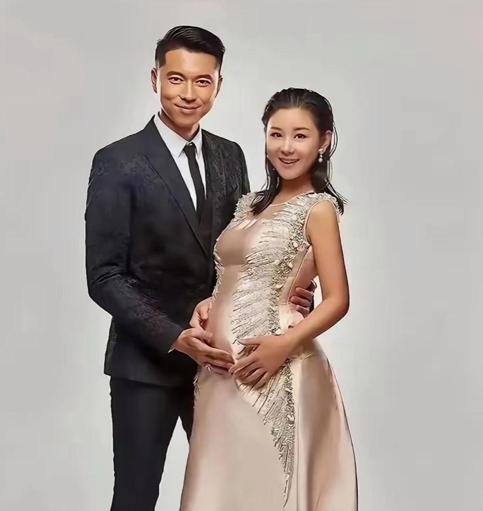 今年三月份，演员李小萌官宣怀上第三胎，丈夫王雷满心欢喜，难掩笑意。

已经四十岁