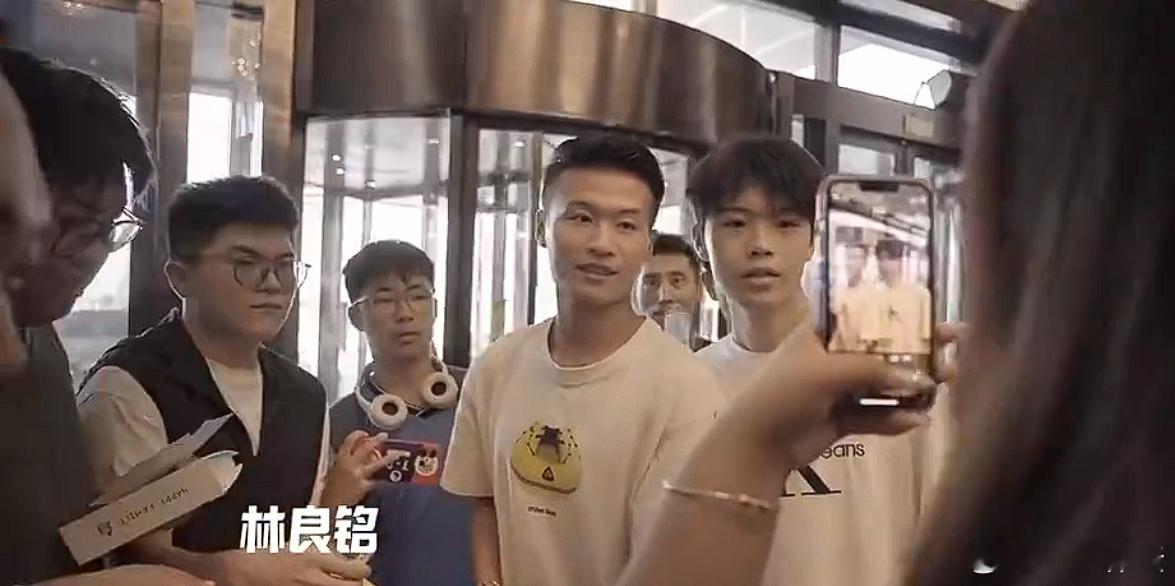 #国足正式在大连集结备战18强赛#  无论如何为国出战的球员都是好样的都值得鼓励