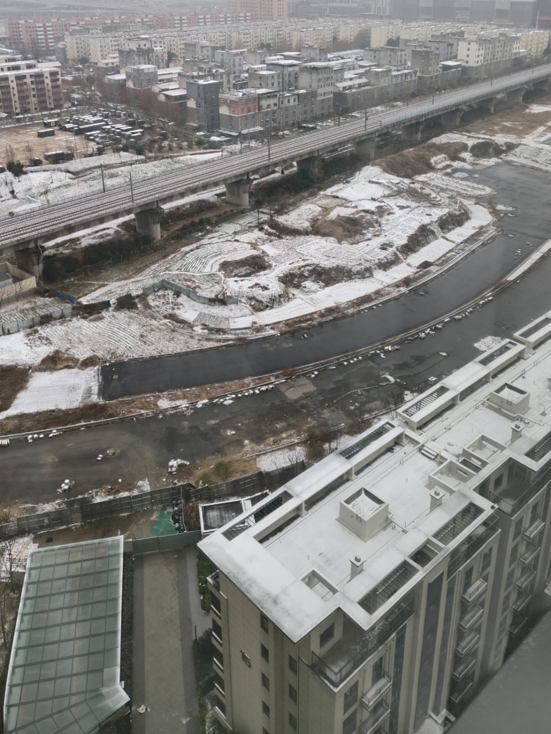 北京初雪来了一睡醒看了眼朋友圈，感觉整个北方都在下雪，能不能发一张你们那里下雪的