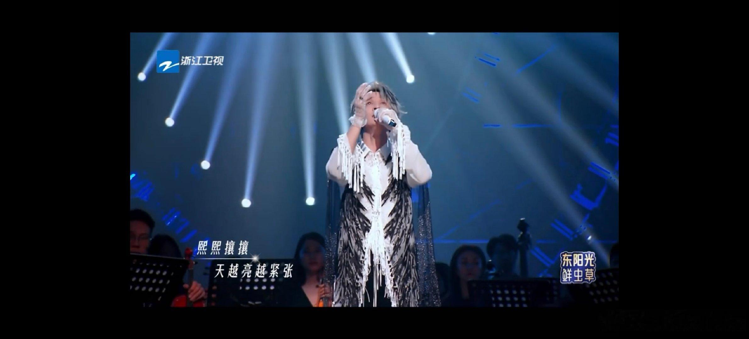 薛之谦上音综自带乐队薛之谦蕾丝手套太痛了真的这个迟迟！！谁给薛之谦搭的类似手套啊