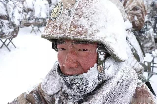 这是一名西藏边防战士的脸，冰霜凝结在面庞上！ ​​​