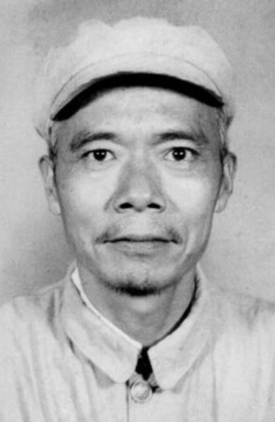 1937年，34岁的王牌特工涂作潮和邻居打牌，邻居看了他一眼，说：“你看着像共产