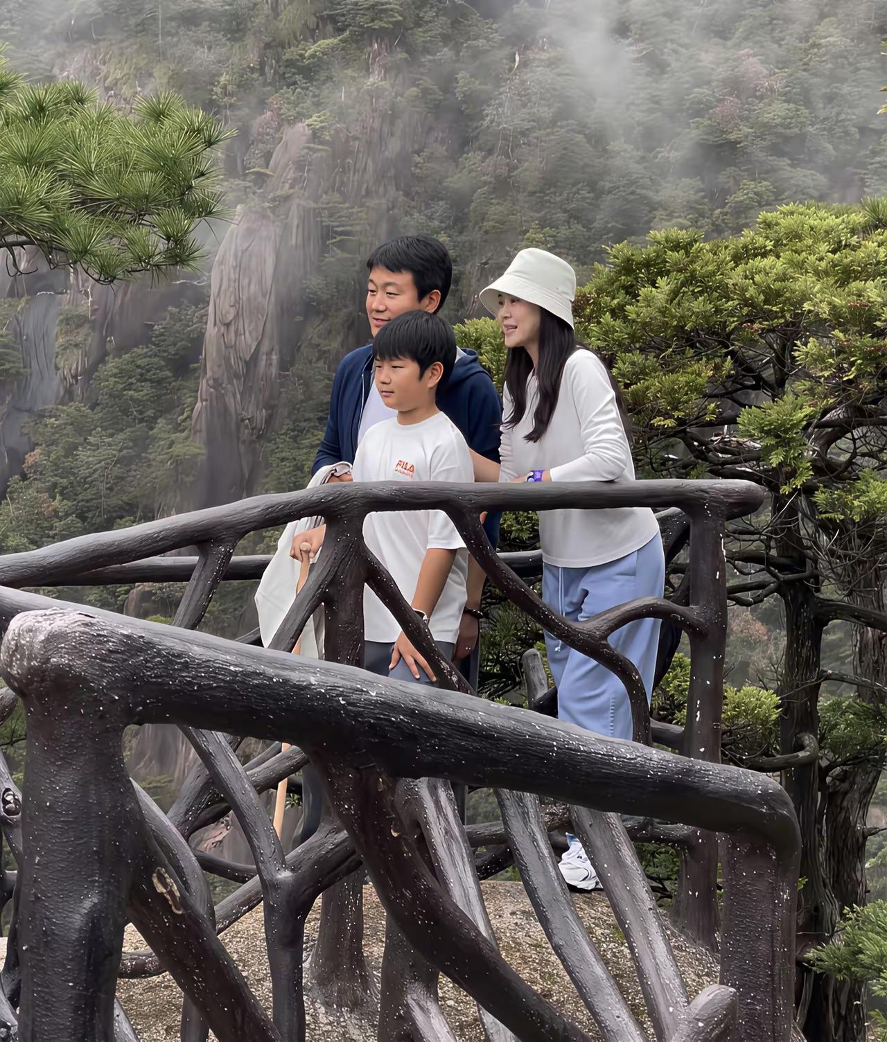 近日:佟大为携老婆孩子打卡江西省三清山风景区，家三口同框颜值爆棚！
镜头下的的关