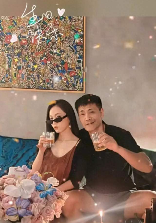 邵兵为老婆庆祝生日，张培保养年轻被赞气质漂亮，一家都是高颜值