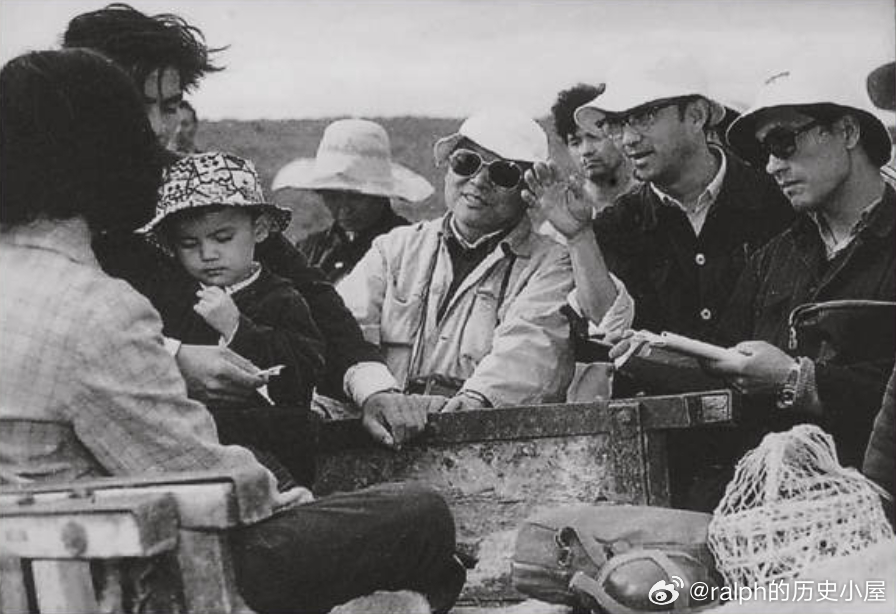 1982年影片《牧马人》导演谢晋、摄影师朱永德（右一）与演员丛珊（背影）、朱时茂