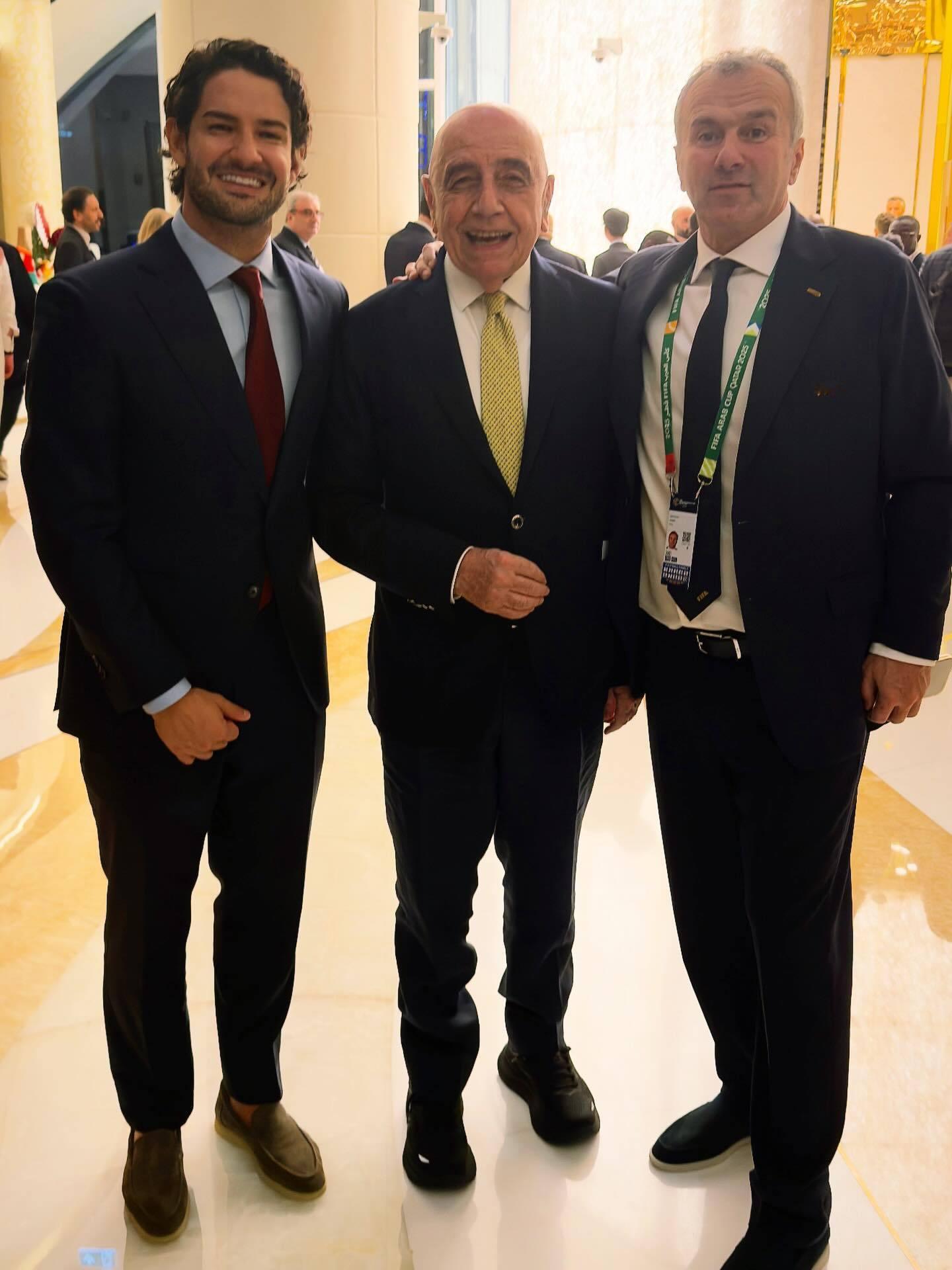 【📸】 ❤️🖤 两位在欧冠联赛对阵巴萨都打进精彩进球的米兰名宿。🤩semp