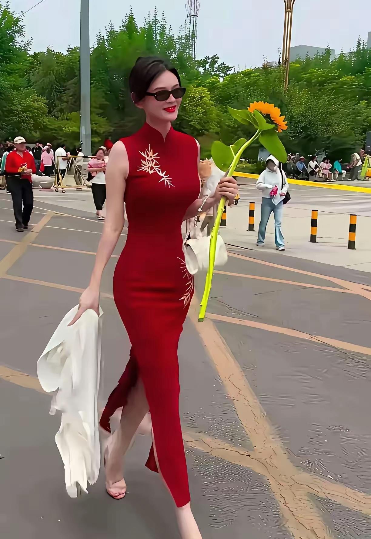 这是那一位考生的母亲，竟然让她意外抢了高考现场的彩头。就这样的颜值和身材，就这样