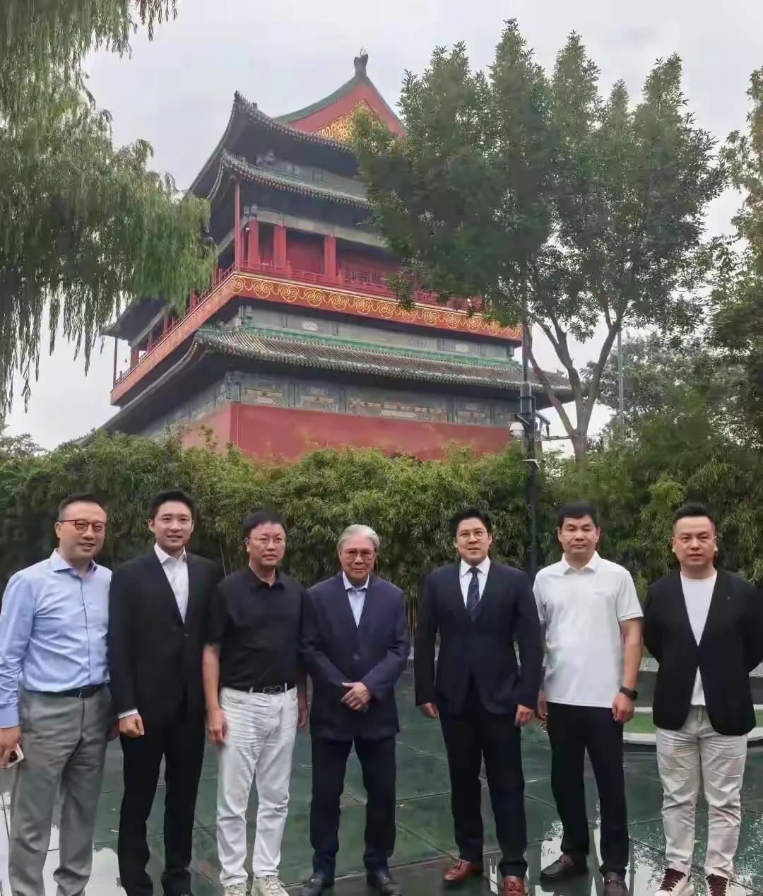 霍家父子现身北京，尽显风范
 
霍震霆带着霍启刚、霍启山父子三人现身北京，画面里