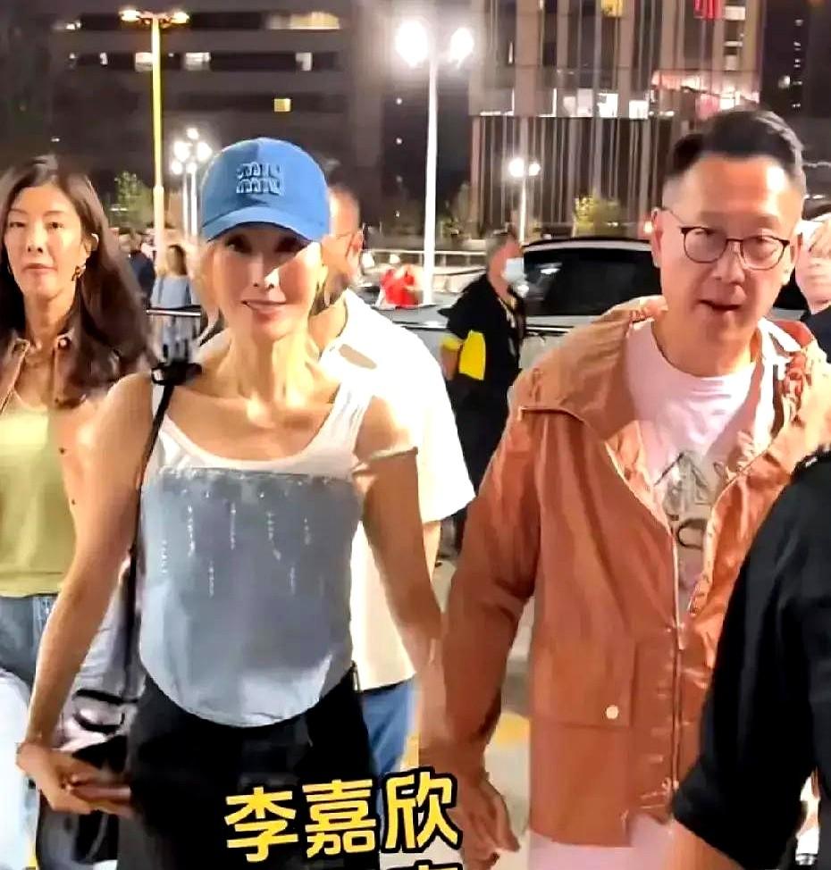 优雅这东西，真不是靠滤镜 P 出来的。

最近看李嘉欣下车的照片，快60的人了，