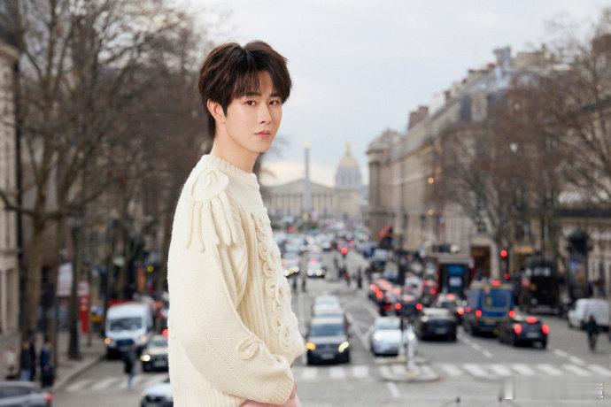 田嘉瑞爆改法式留子田嘉瑞三战巴黎时装周太绝！爆改法式留子风，造型潮酷与软萌完美碰