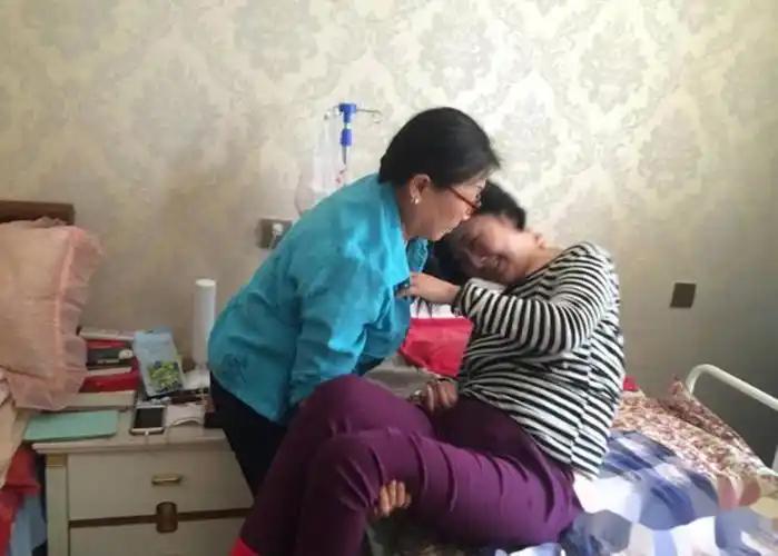 婆婆凑百万救植物人儿媳，这一善举令人动容，彰显出人性的光辉与家庭的温暖。

从情