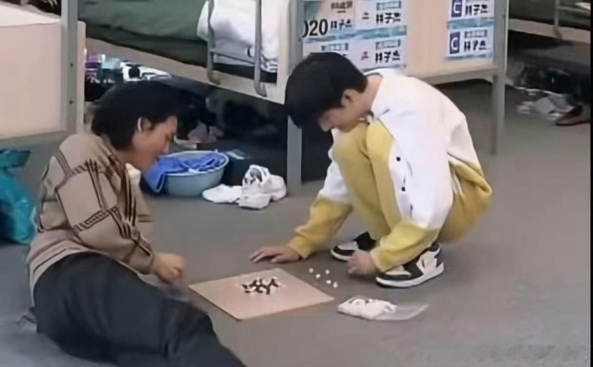 张颜齐六年前就在下技能五子棋了 张颜齐的才华不仅仅体现在舞台上，他在创意和策划方