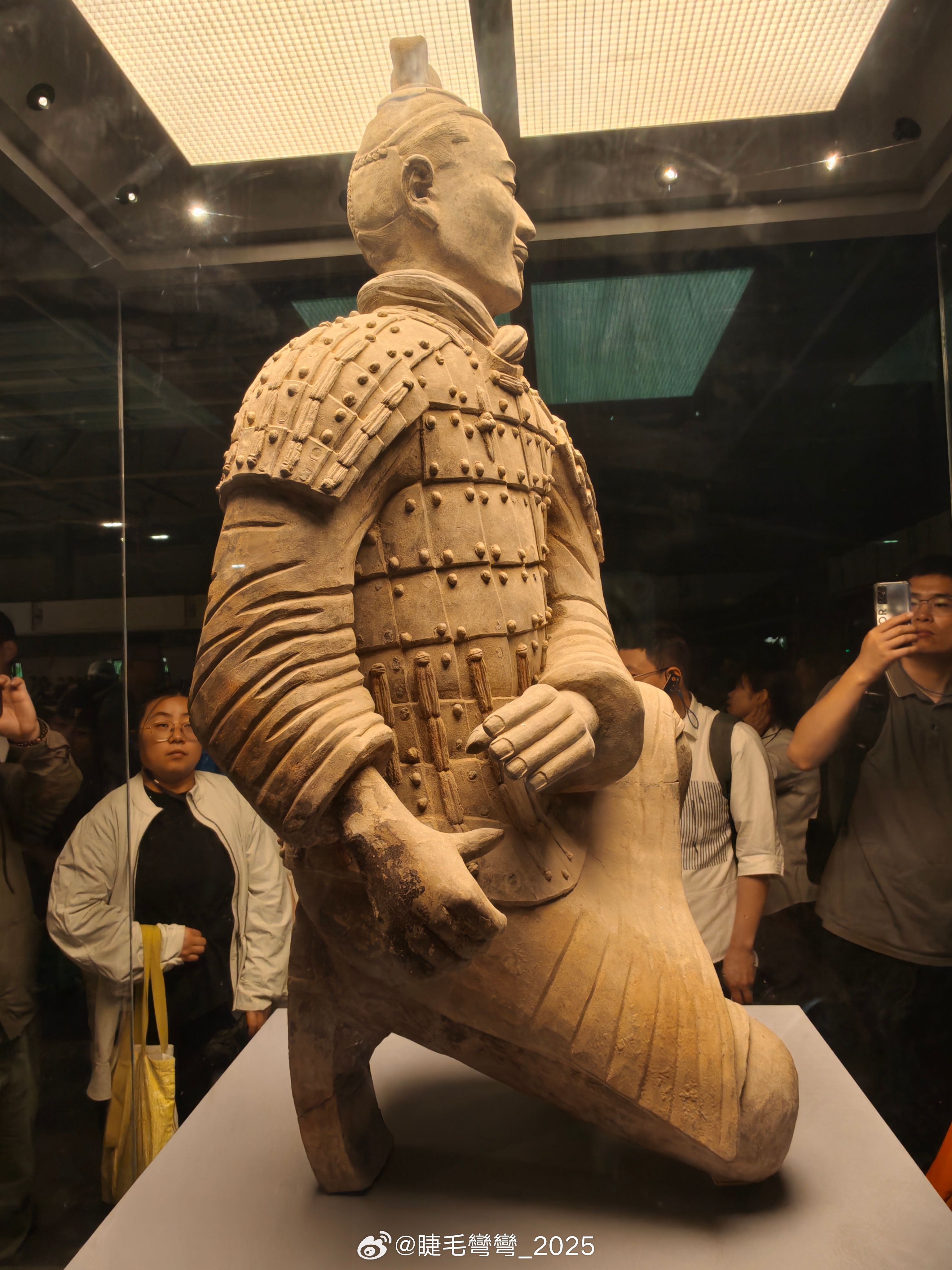 二号坑镇馆之宝，讲解员说是唯一原件面部表情 发丝，发带，掌纹，鞋底。。。 西安·