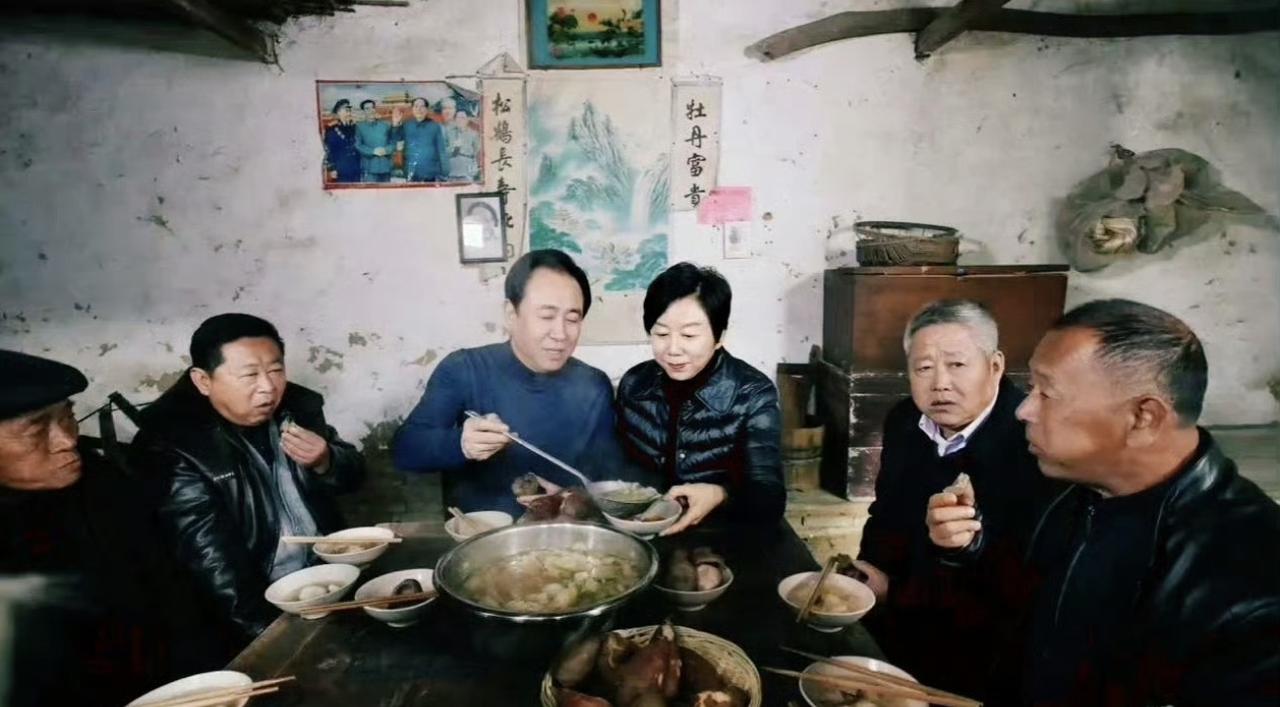 哈哈哈哈哈，这哪是企业家，明明中国好演员啊！哎我去，这许家印太能搞面子工程了，2