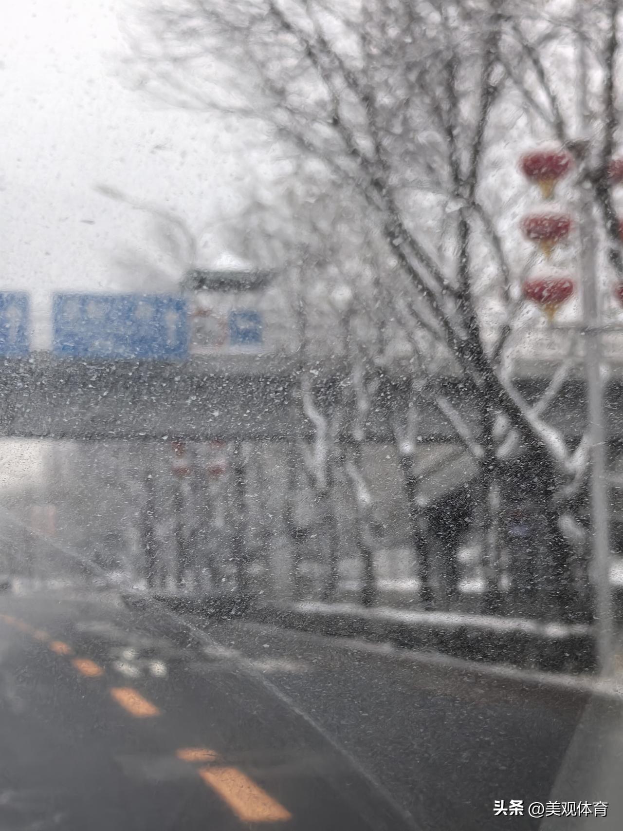 雪后的八达岭高速公路