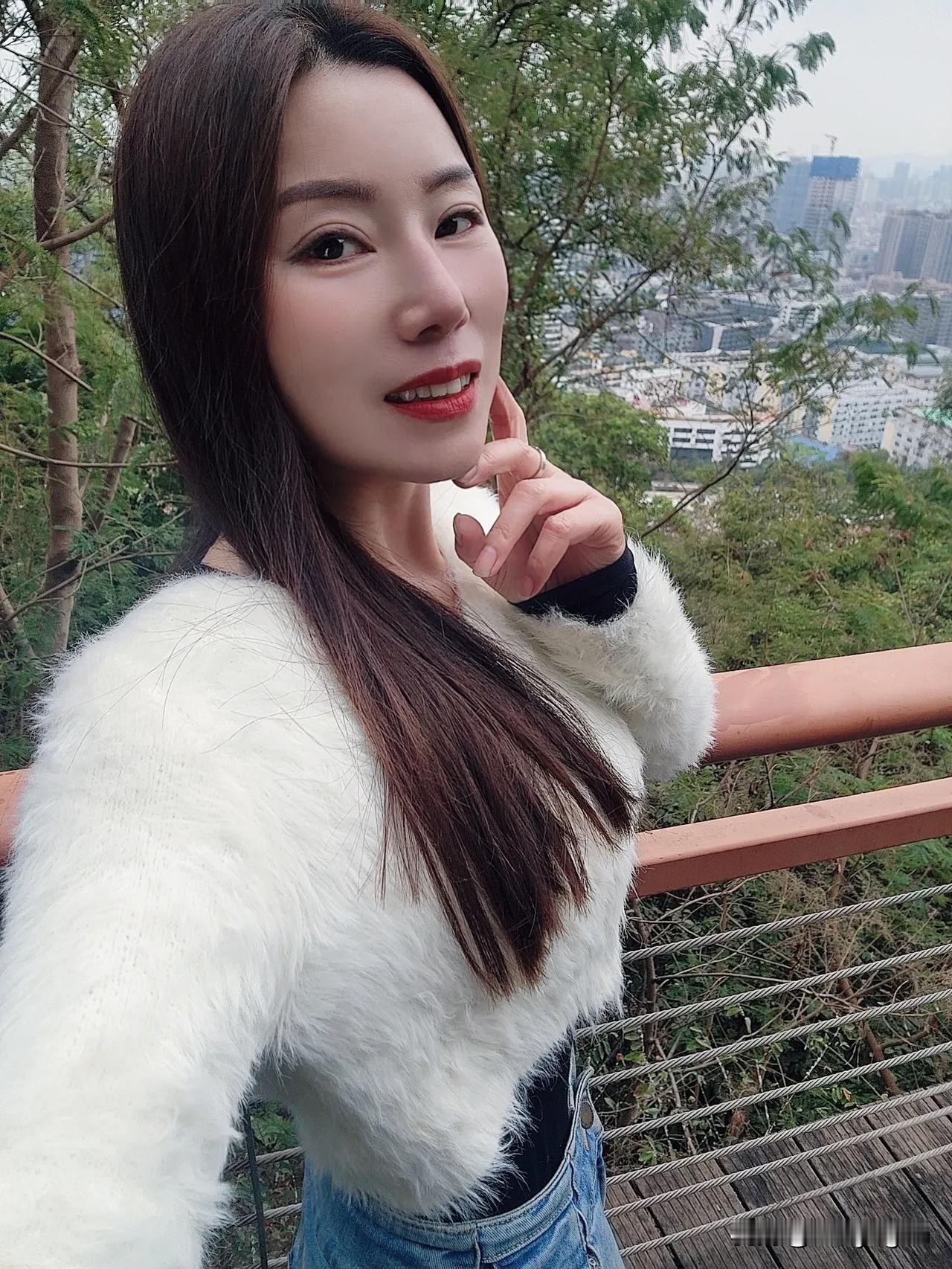 保持对生活的热爱，把每一天都过得热气腾腾。生活本就有诗意 对一切报以热爱