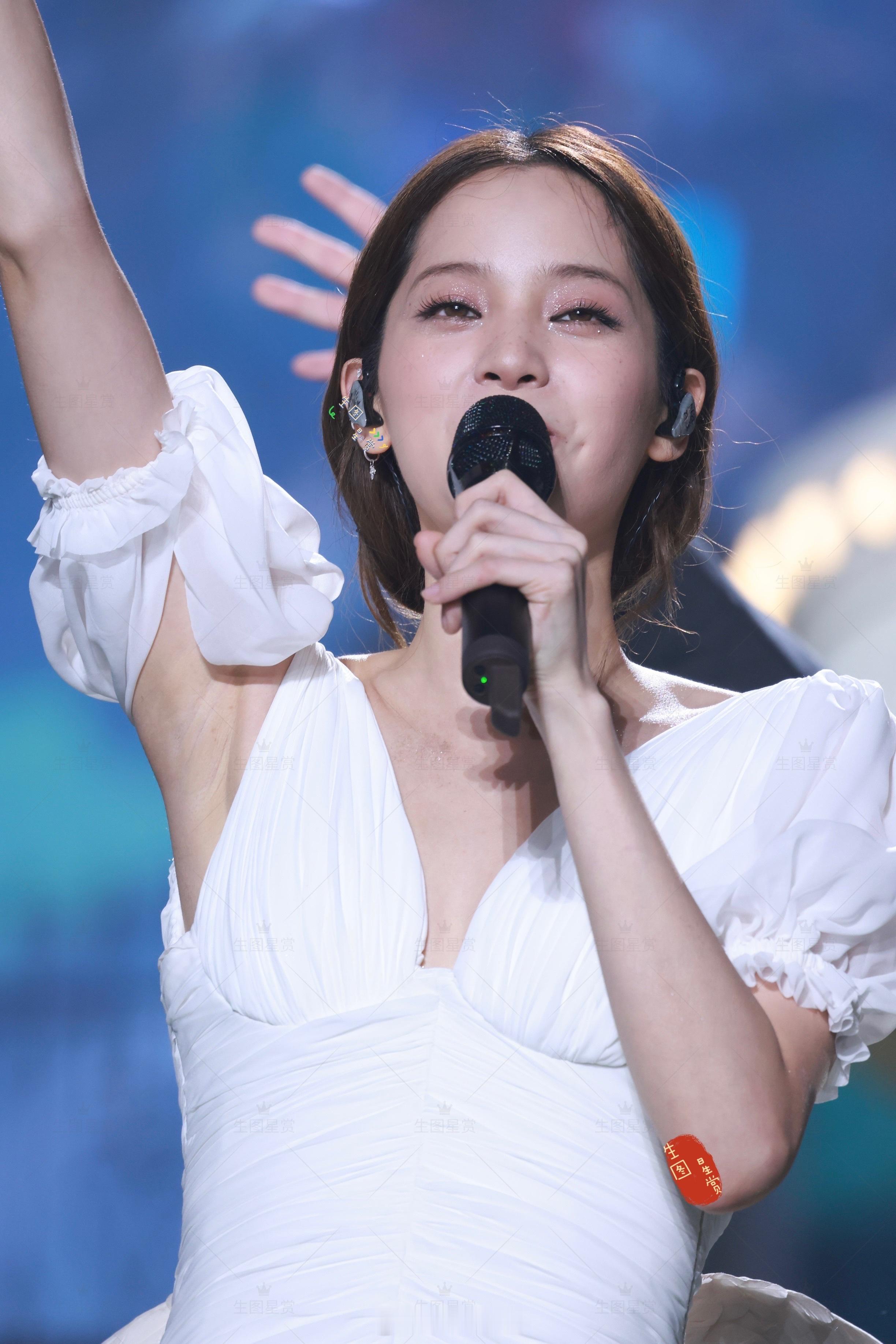 娜娜演唱会第二套look，白裙仙飘🫧欧阳娜娜Playlist嘉年华演唱会 ​​