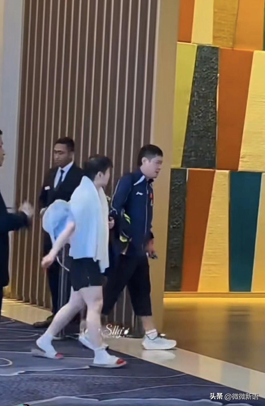 莎莎和邱导一起回酒店了。
莎莎的比赛在晚上，看到莎莎练的头发都湿了，这孩子又把毛