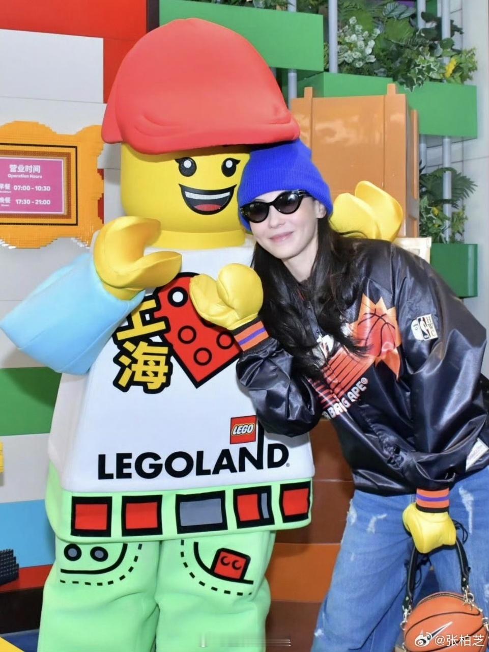   今天在乐高乐园被偶遇了！姐姐的状态真的好好，活力满满地和大家打招呼合照，一路