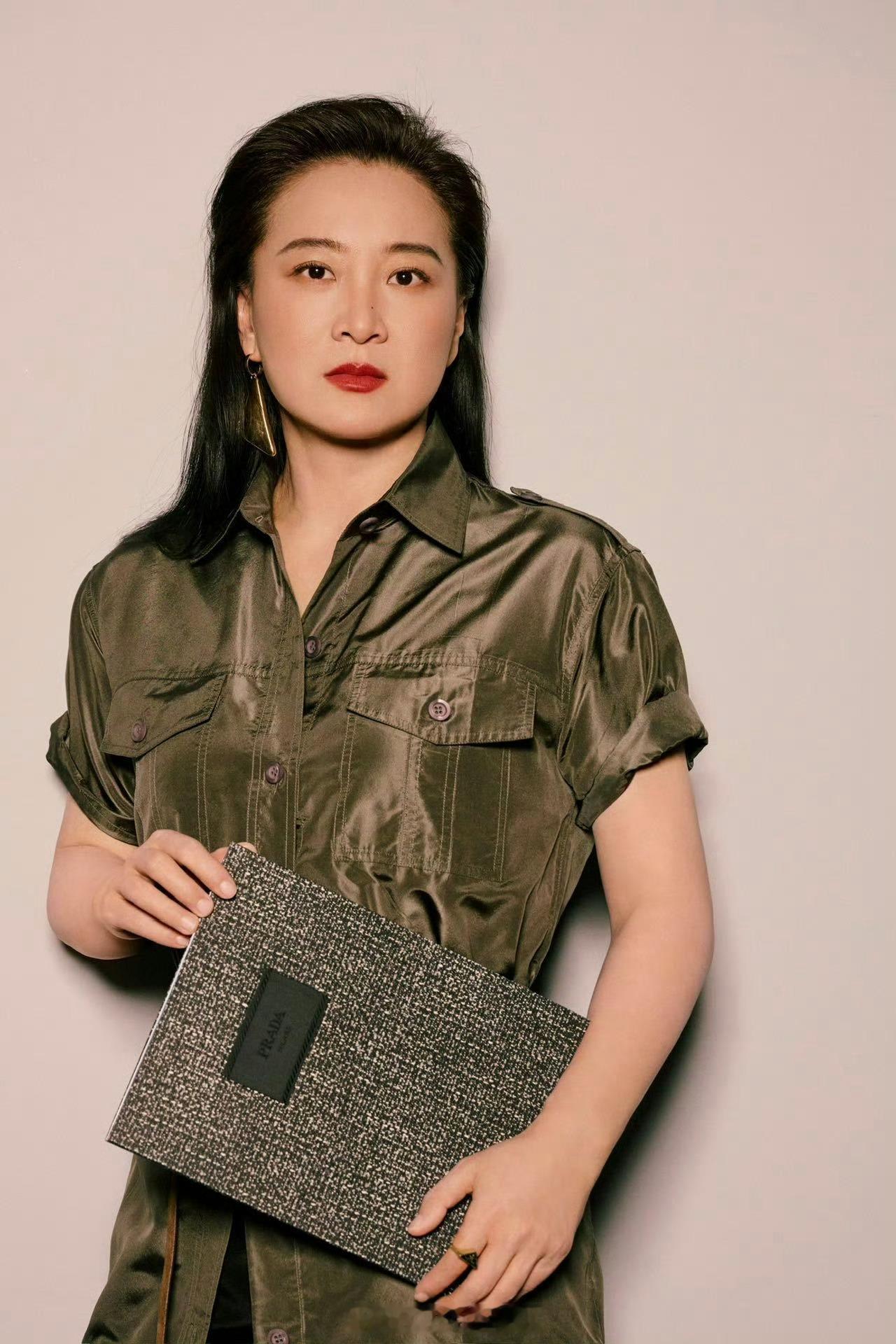 贾玲晒米兰时装秀照片 玲姐这气场，直接可以去演霸道女总裁了！