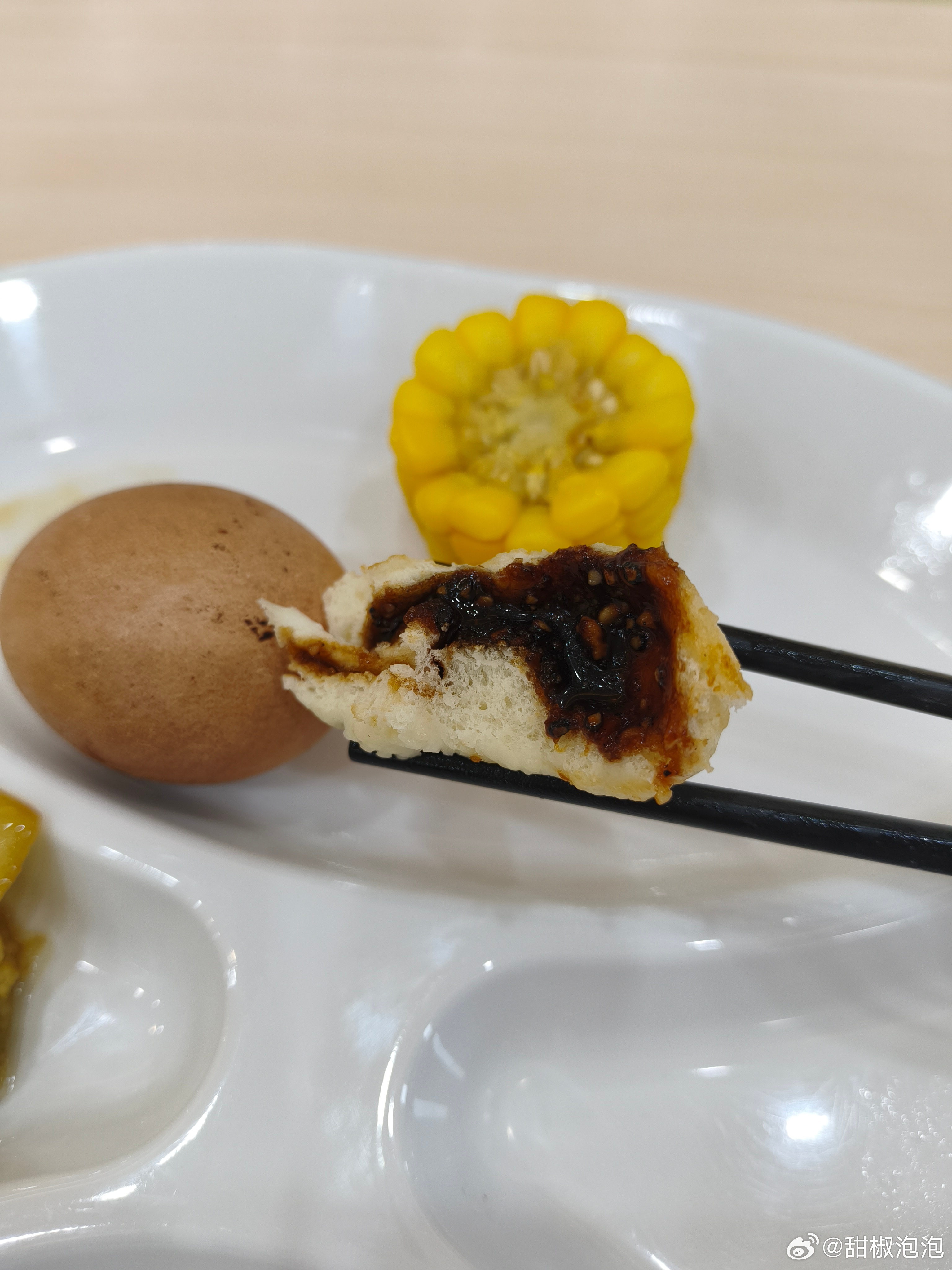 包子拿错了，整了2个特别甜的红糖陈皮包子，我以为是酱肉的……我要甜一整天了，是一