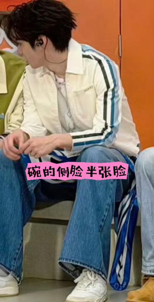 沈梦辰时团合照没提醒宋亚轩刘耀文吗报告老师，有两个人在说小话[偷笑][偷笑] 宋