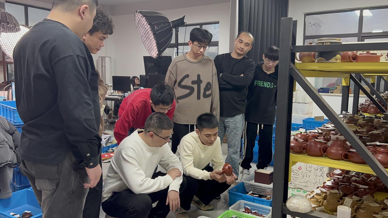 小伙用3年时间向已故父亲证明自己！

陈楷鸿从小对紫砂壶充满热情，但这条路并不平