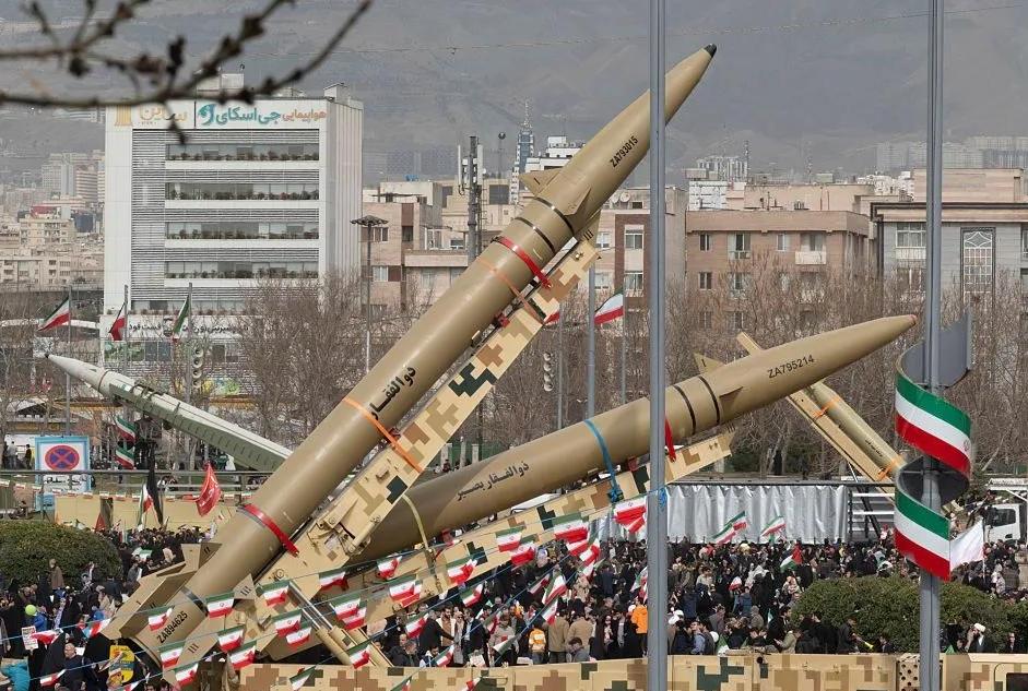 伊朗这波硬刚直接拉满！新领袖穆杰塔巴刚当选，革命卫队立刻火力全开，导弹无人机齐轰