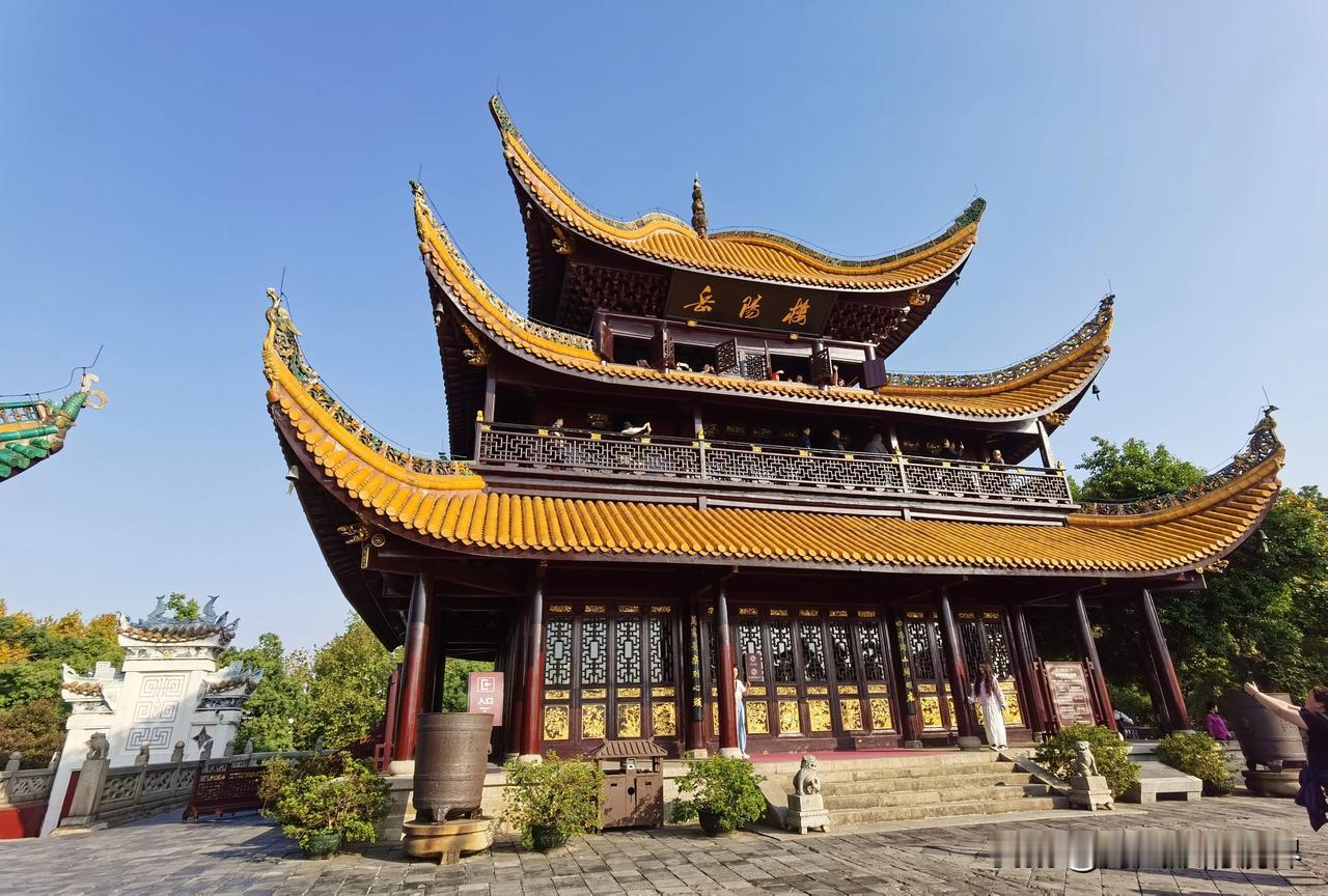 登上岳阳楼还是挺激动的，北方游客没见过那么多体量的水，会感叹八百里洞庭的描述，可