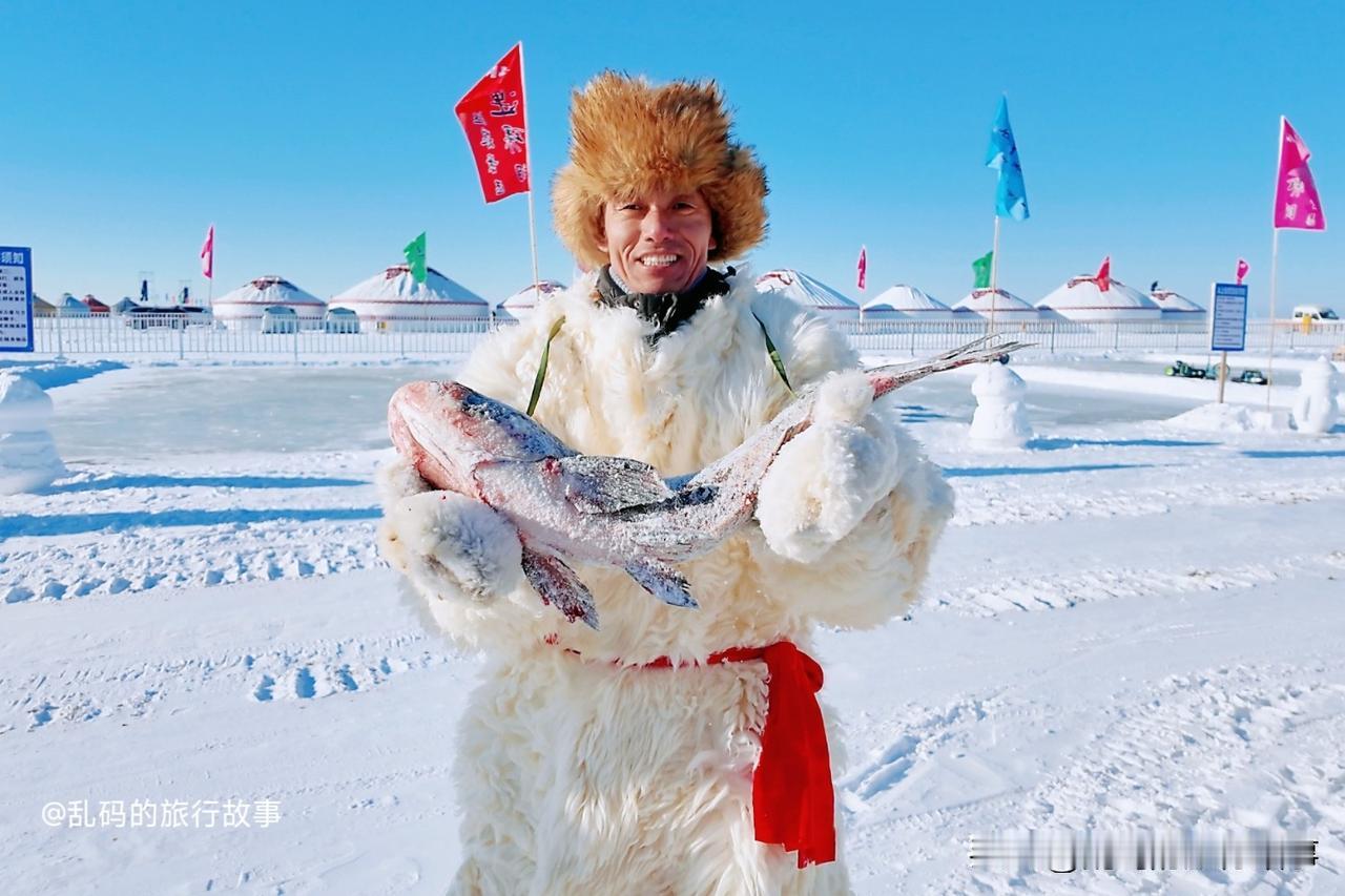 大庆市杜尔伯特连环湖温泉景区的全鱼宴是当地极具代表性的生态美食盛宴。它以连环湖的