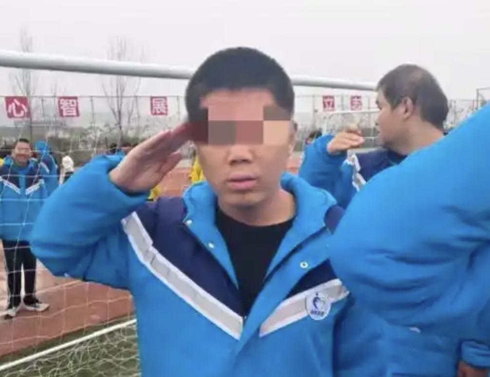 当妈的嫌弃26岁的儿子，游戏代练是不务正业，花59800把儿子骗进戒网瘾中心！