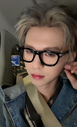 刷到粉丝晒的截图狠狠认同！何浩楠直播 金发黑框的帅模样+温柔碎碎念，双向奔赴的感