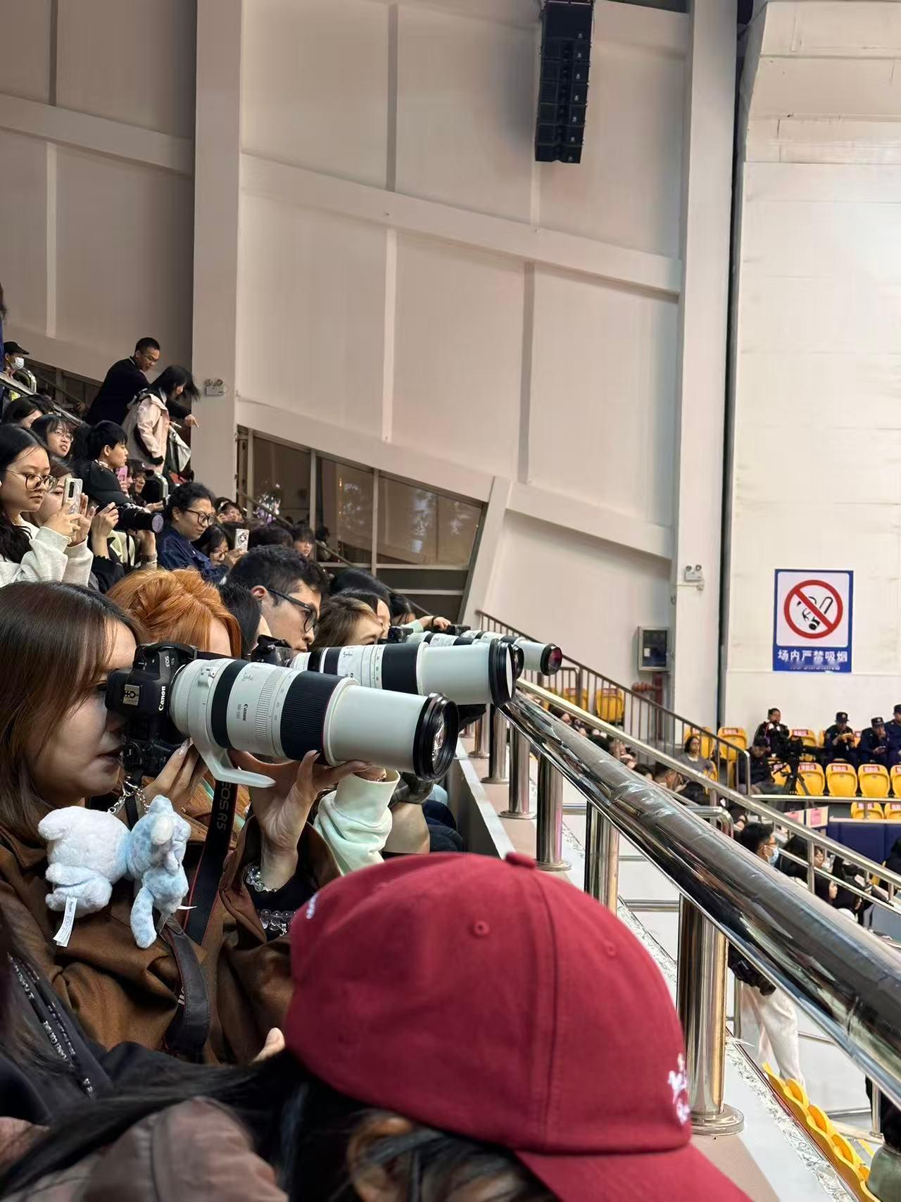 今天这场下长枪短炮的是真多啊。。。。。广东女篮夺冠了以后，估计今年主场人气会更好