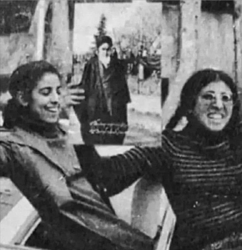 这张拍摄于1979年2月的历史照片，捕捉了伊朗伊斯兰革命胜利后，两名年轻女学生在