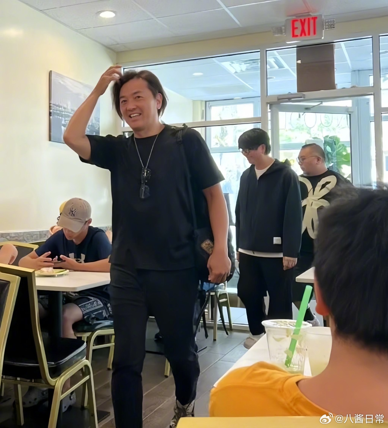 网友在美国餐厅偶遇57岁郑伊健 ​​​