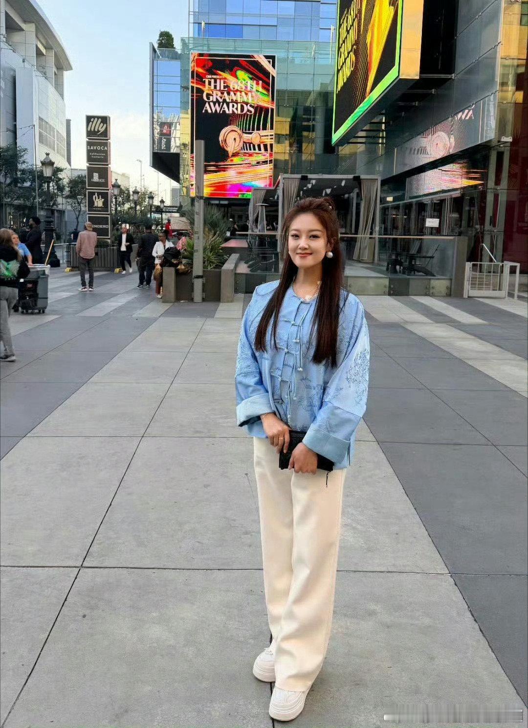王小玮去完格莱美去戛纳王小玮新歌首唱在戛纳王小玮用歌声讲述中国故事，格莱美到戛纳