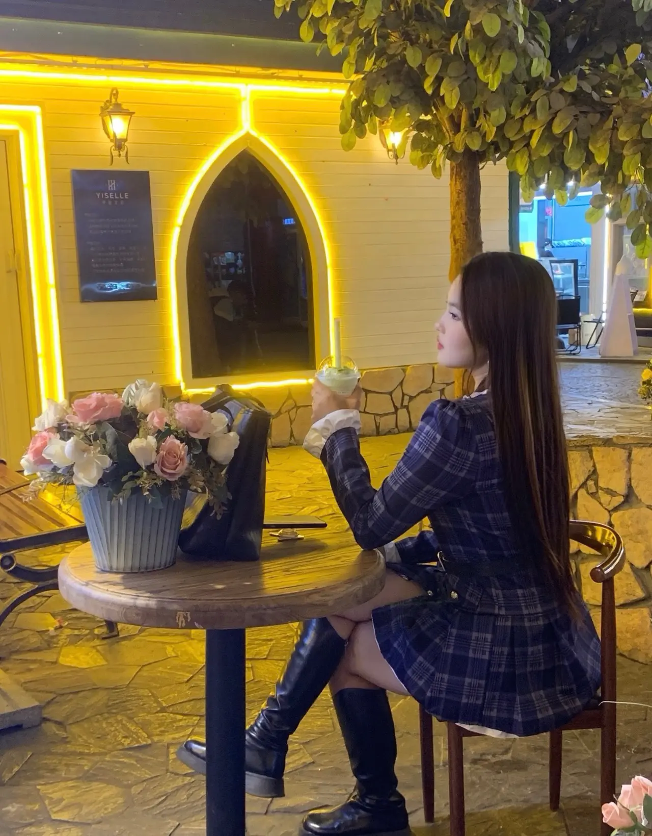 情绪很贵，一定要接触能让你愉快的人。