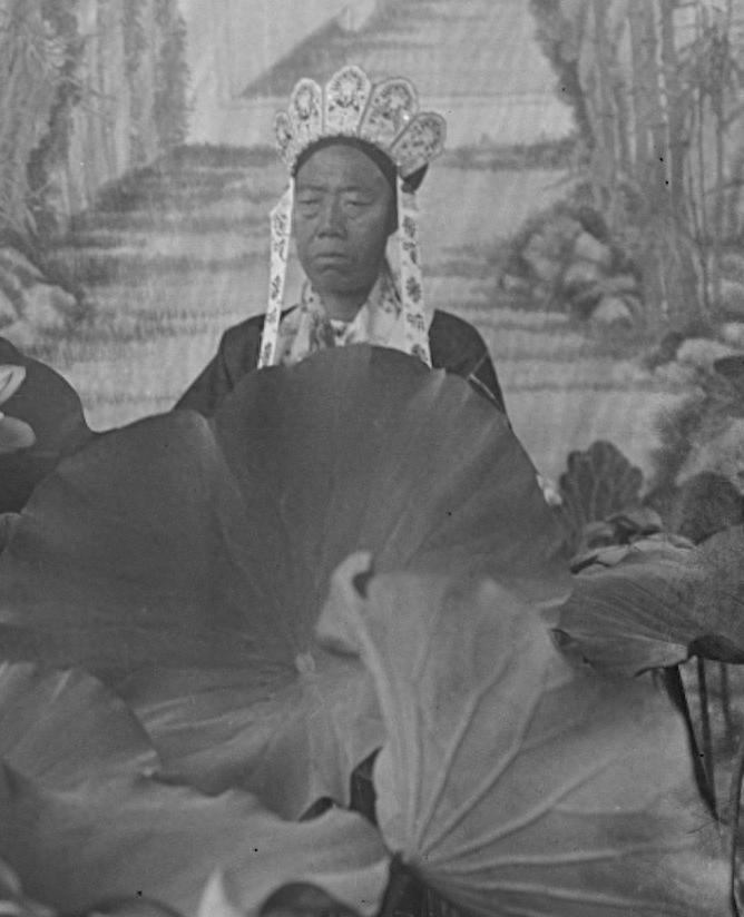1966年北京发现李莲英墓，墓门机关被铁丝巧妙解开，棺材呈现神秘紫红色，令人好奇