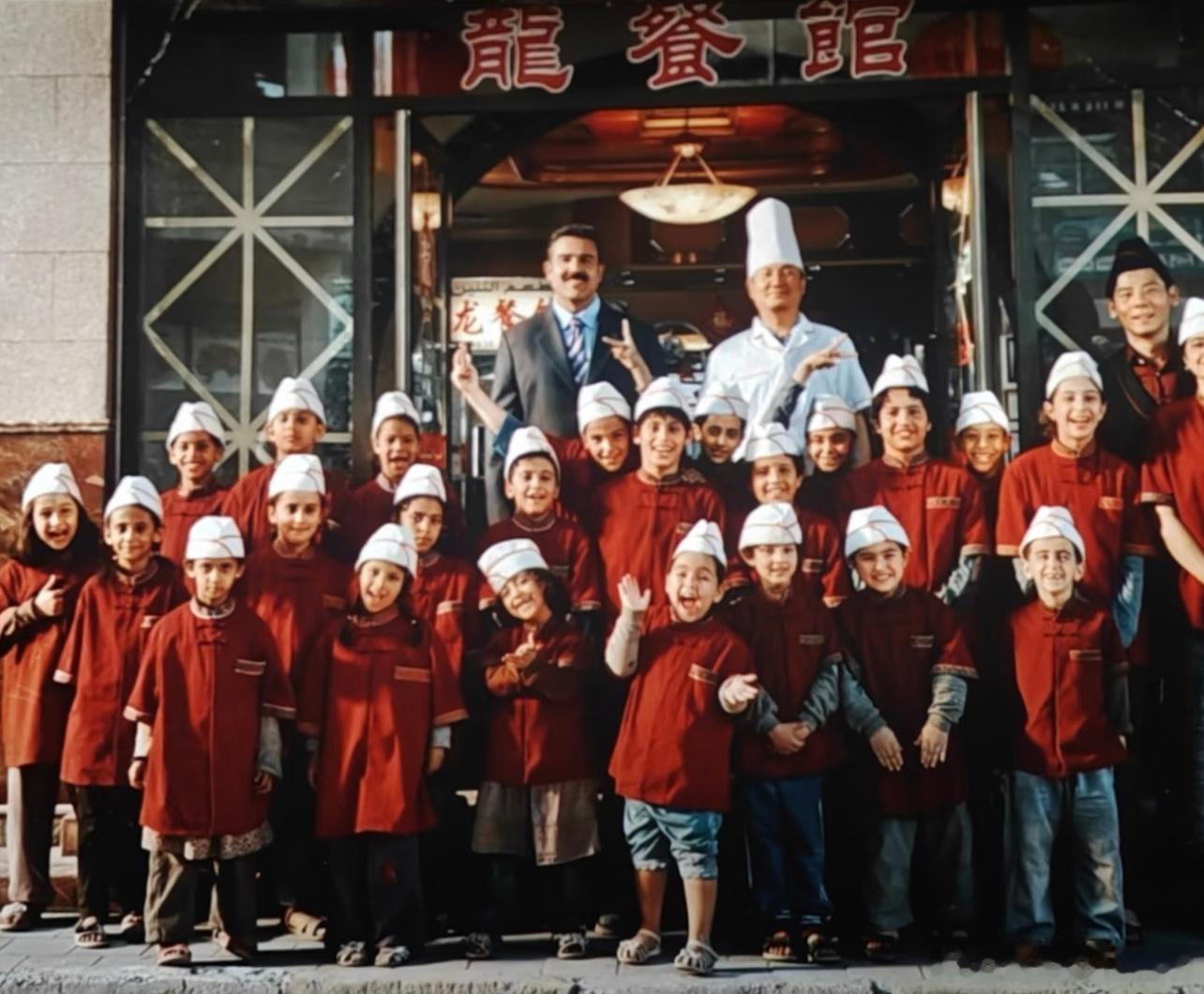 欢迎来龙餐馆硝烟四起的异国土地上，一间中餐馆，就是一方浓缩的人间。主角从来不是天