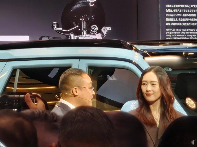 北京车展明星生图2026北京车展 今天人太多了，没法再和黄教主合影