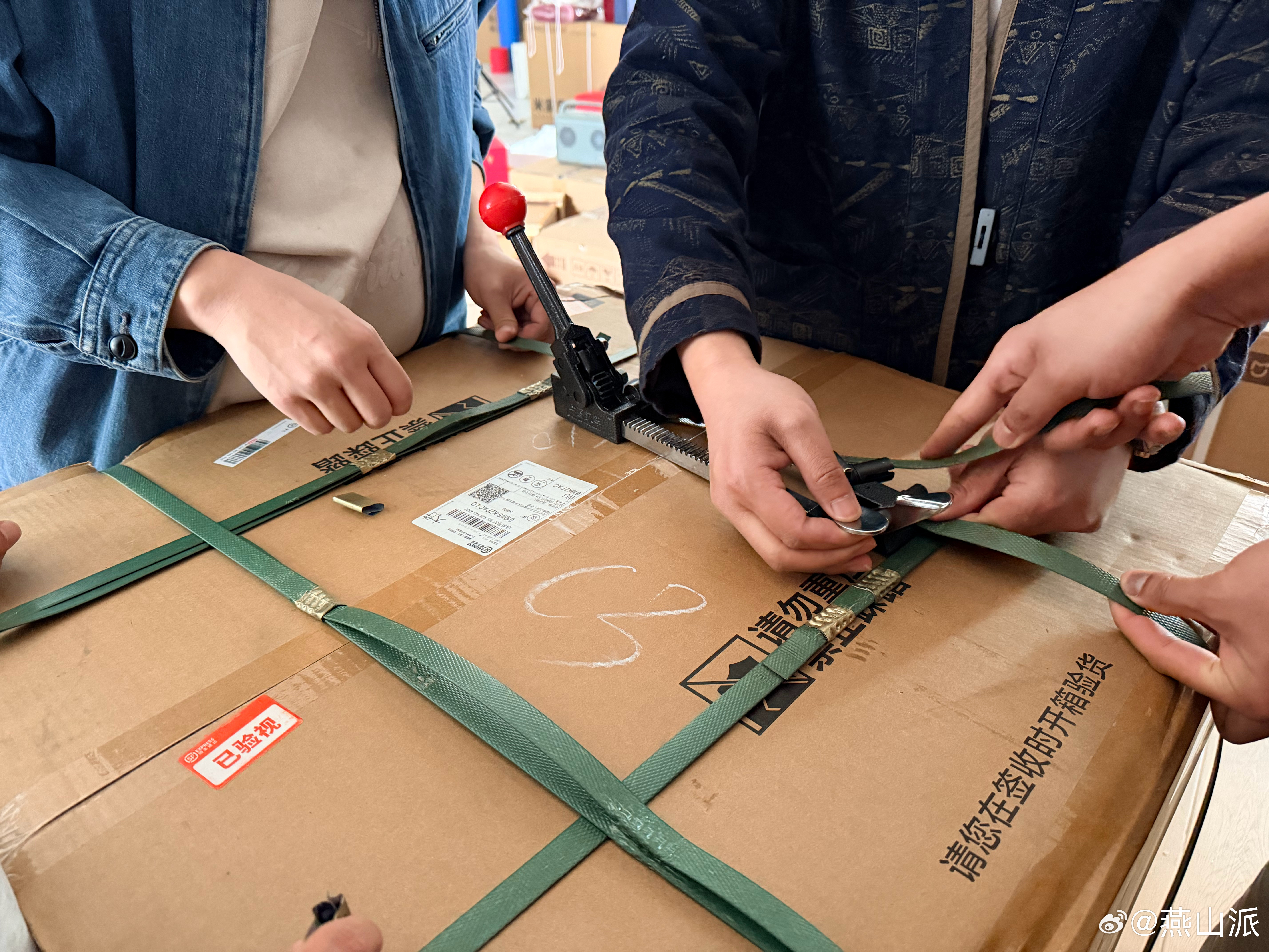 谁家公司还有打包设备啊下次不仅可以有开箱视频，还可以拍关箱视频，手忙脚乱的比开箱