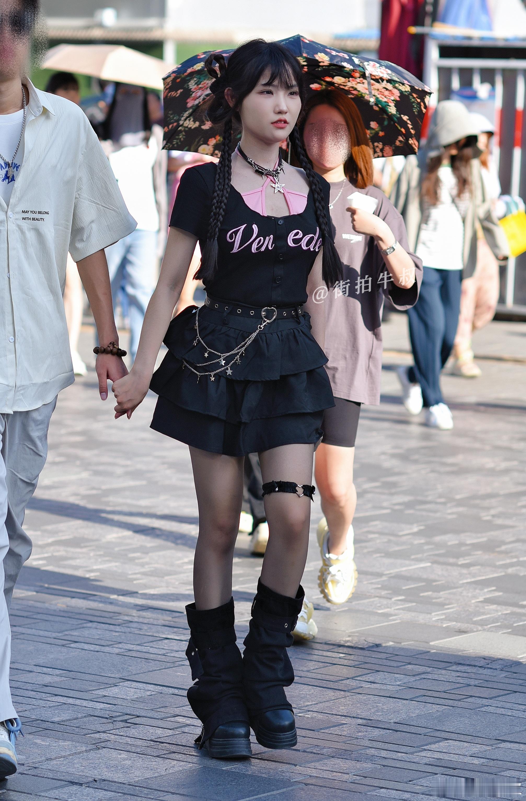 少女萝莉风的黑色蓬蓬裙 