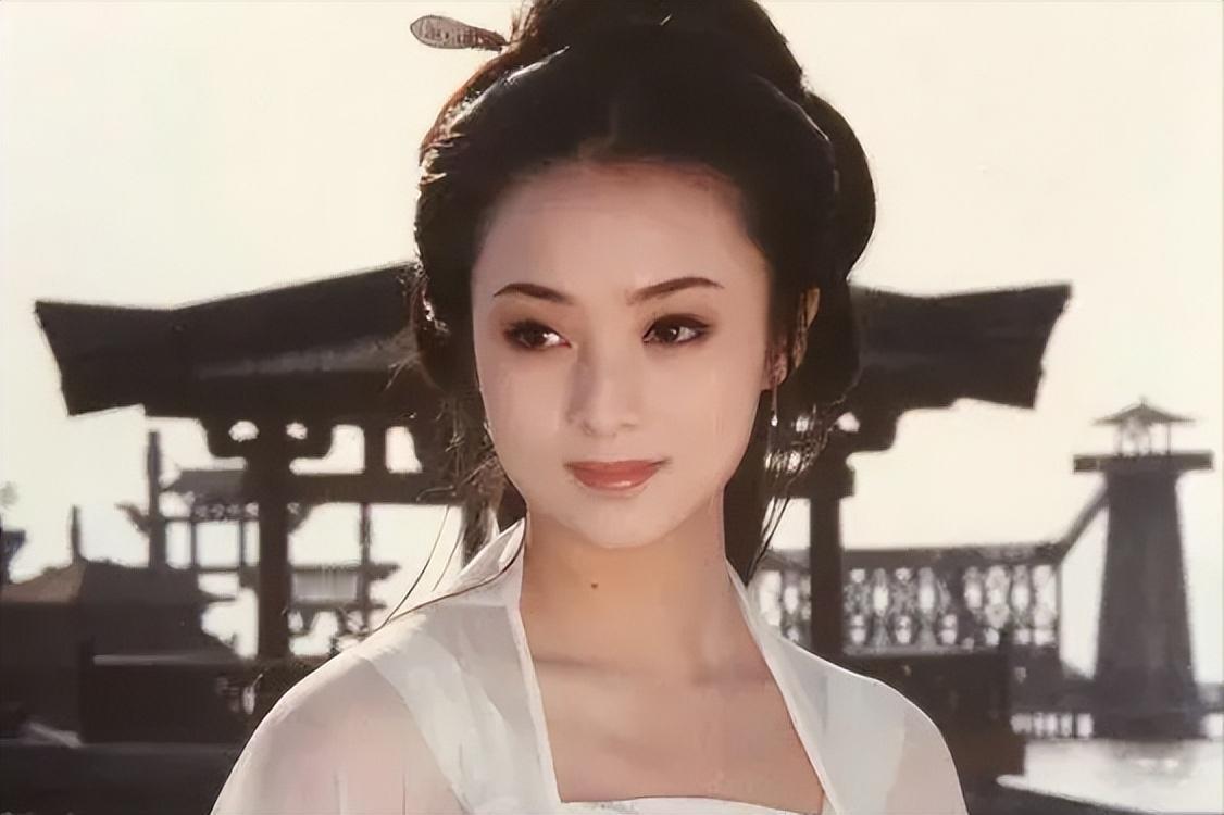 王昭君的一生，犹如一部波澜壮阔的史诗，充满了牺牲、智慧与希望。她是那个时代最璀璨