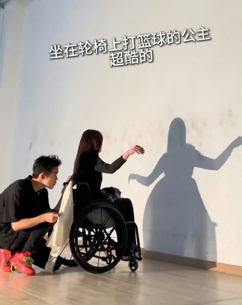 第一次听见自己名字时的反应让人泪崩 从听障女孩第一次听见声音，到轮椅上的公主“打