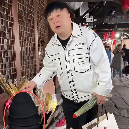 演员洪剑涛在绍兴安昌古镇，因为一项“乌毡帽”惹出了争议。

事情很简单：他看见特