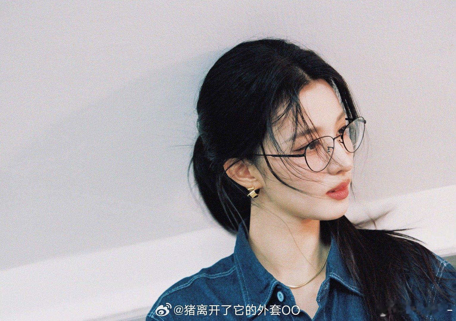 王楚然单马尾戴眼镜造型，冷艳高智御姐感！！