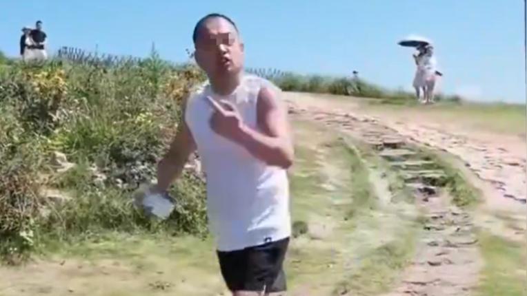 逼人下跪道歉！
青岛一男子让全网怒了，警方已介入严查！
青岛海之恋公园发生的一幕